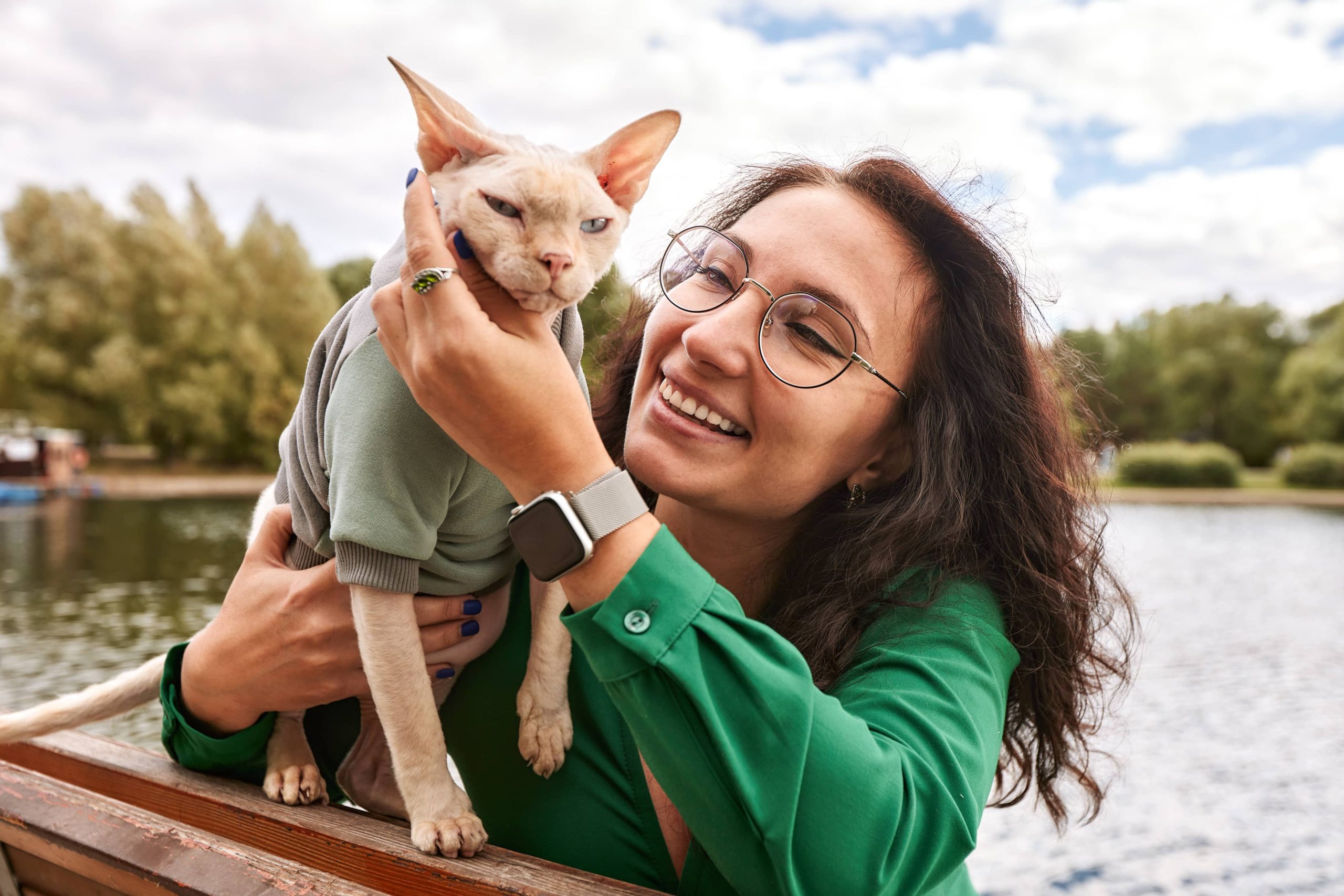 Ein neues adoptiertes Haustier den anderen Haustieren zu Hause vorstellen